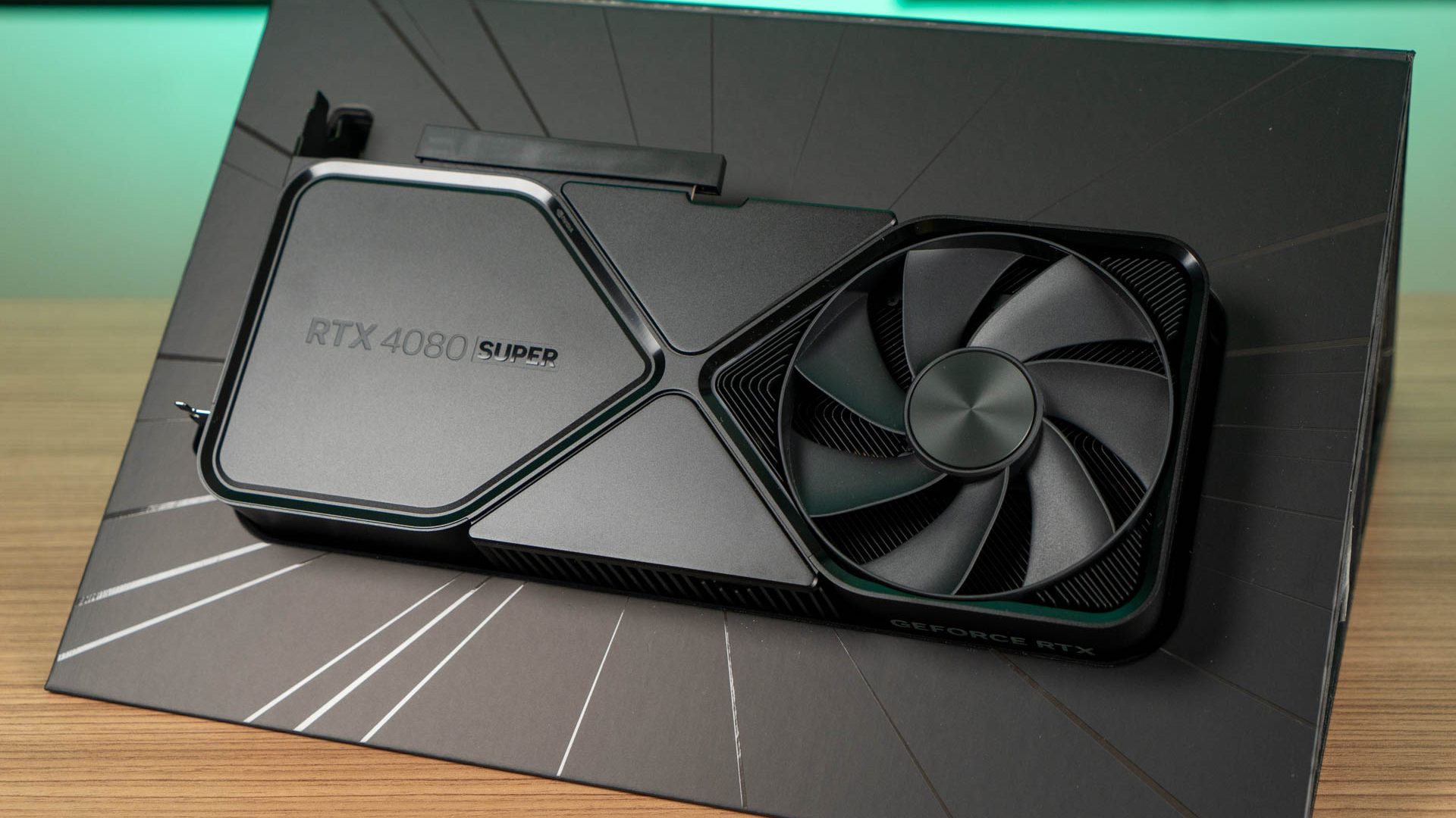 NVIDIA GeForce RTX 4080 SUPER FE 02